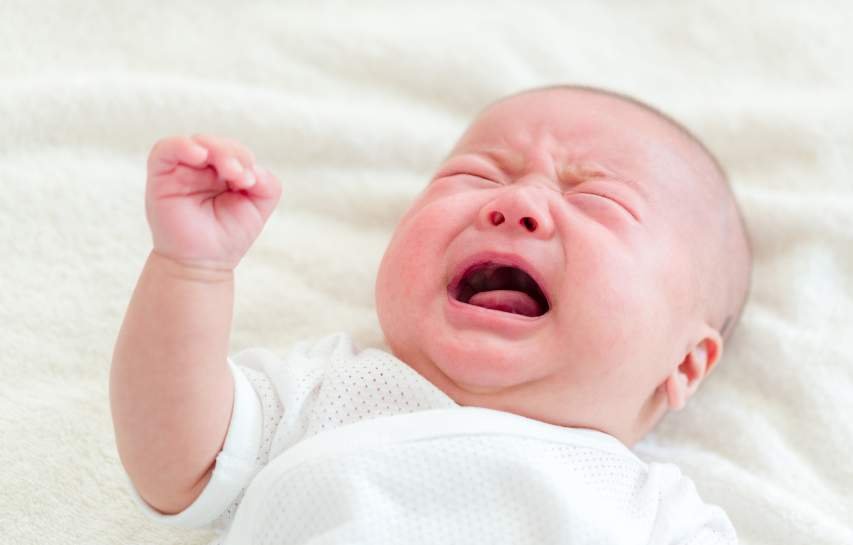 alasan kenapa bayi bisa menangis saat tidur (2)